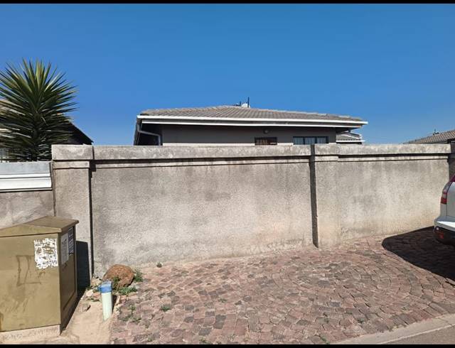 3 BEDROOM HOUSE FOR SALE IN CLOVERDENE